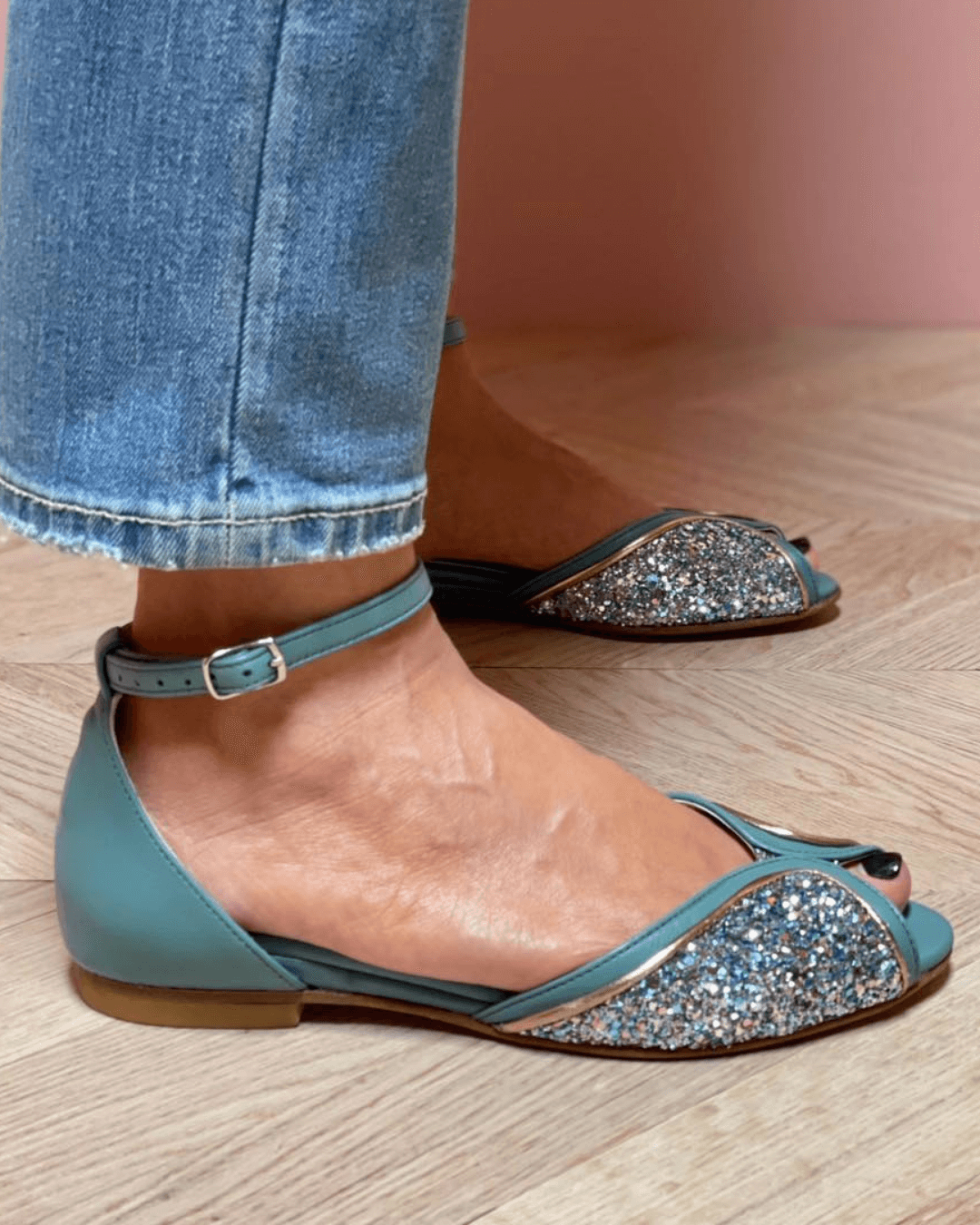 Belvenza | Sandali Bassi con Dettagli Lucidi